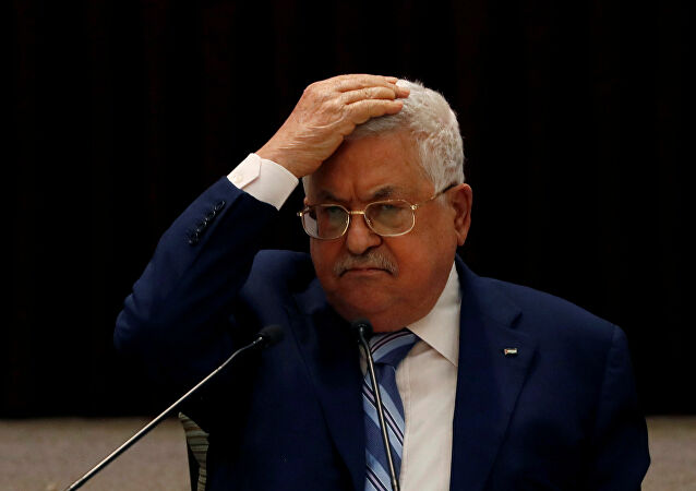 لوفيغارو: جهود إدارة بايدن لن تنقذ عباس